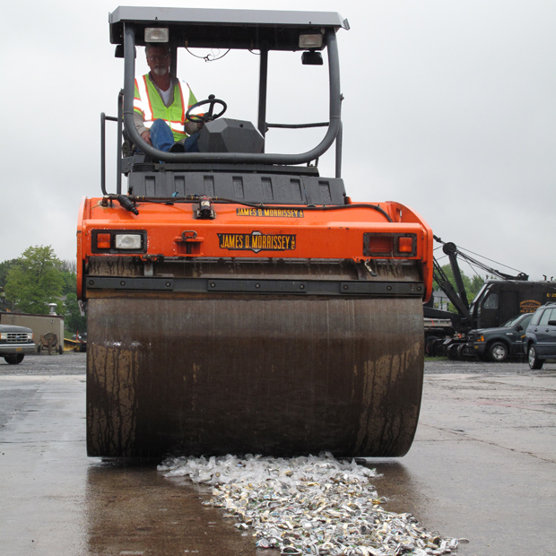 Parní válec umlčel tikot sedmi tisíc falešných rolexek