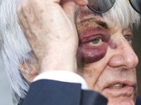 Tvář Bernieho Ecclestona po útoku