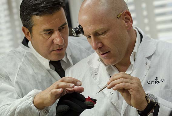 Didier Cuche při návštěve dílny Corum