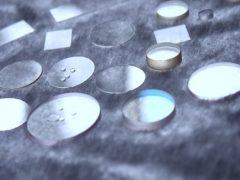 Sklíčka hodinek mohou být z rozličných materiálů