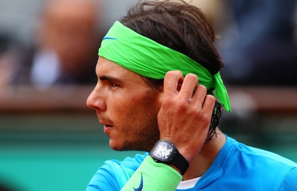 Rafael Nadal při turnaji. Na zápěstí nechybí hodinky Richard Mille RM027