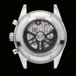 Na strojek Heuer 02 je skrze safírový průhled radost pohledět